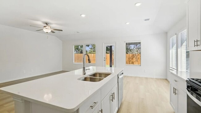 Photo - 710 Edgehurst Dr