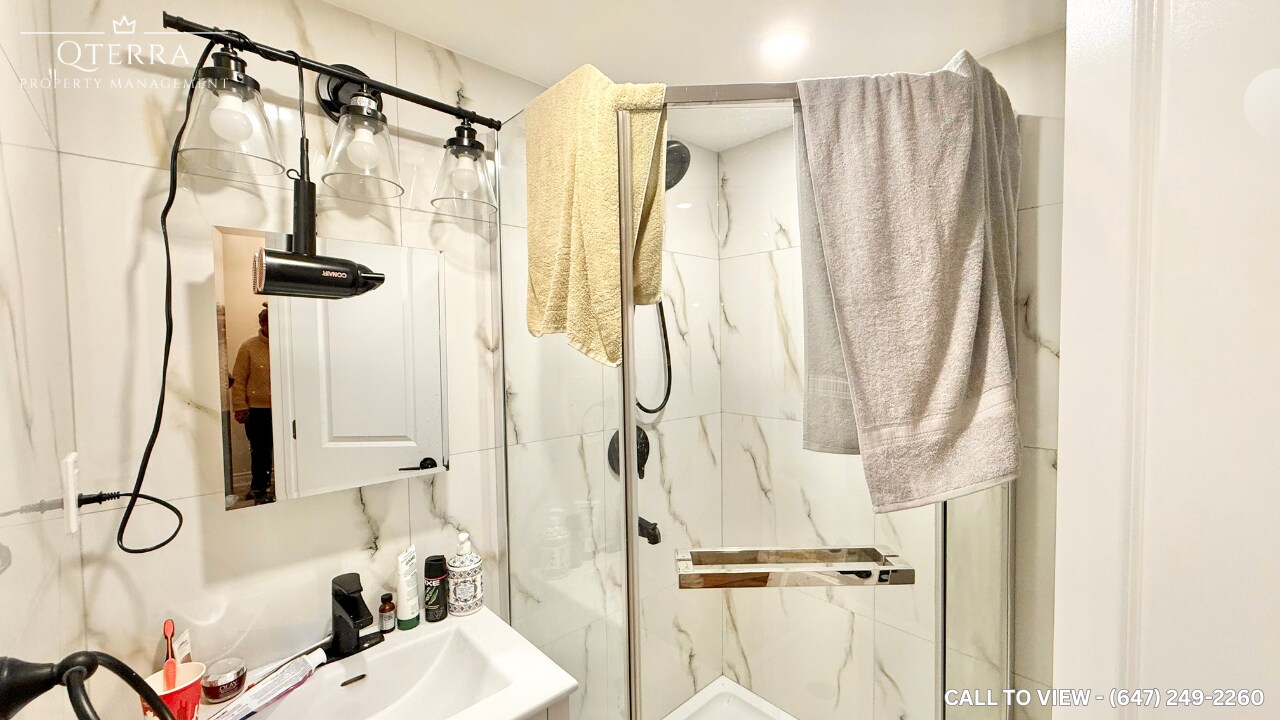 Photo - 1059 Lakeshore Rd E