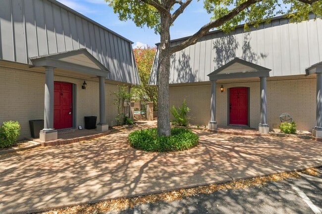 Building Photo - 2500 Steck Ave Unit 7