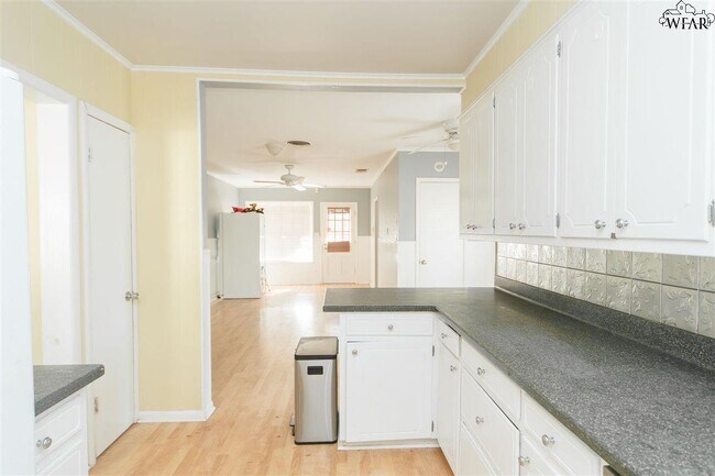 Photo - 2415 Ellingham