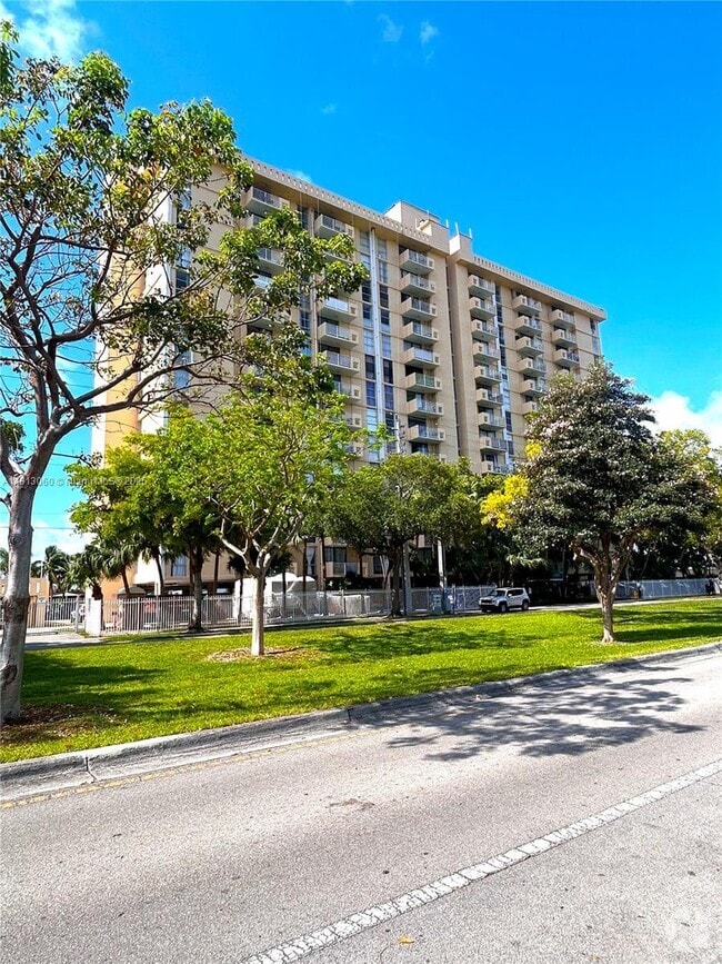 Building Photo - 2350 NE 135th St Unit 1405 Rental