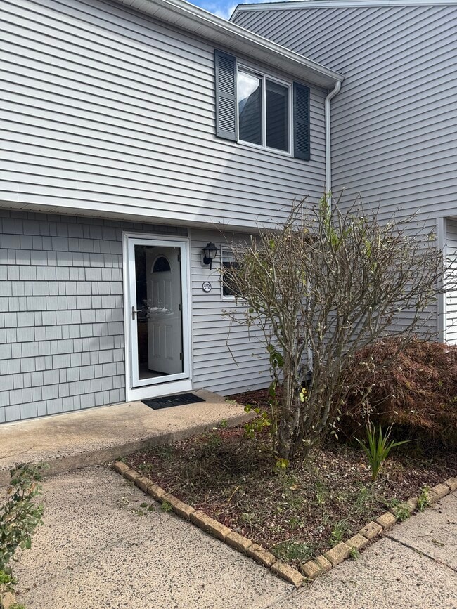 Building Photo - 16 Seymour Rd Unit 21D