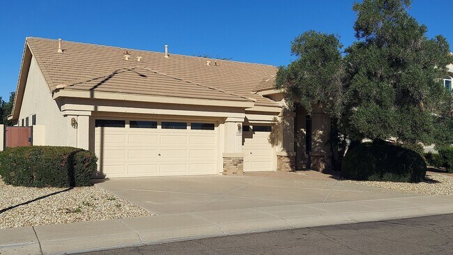 Building Photo - GORGEOUS FORMER MODEL!