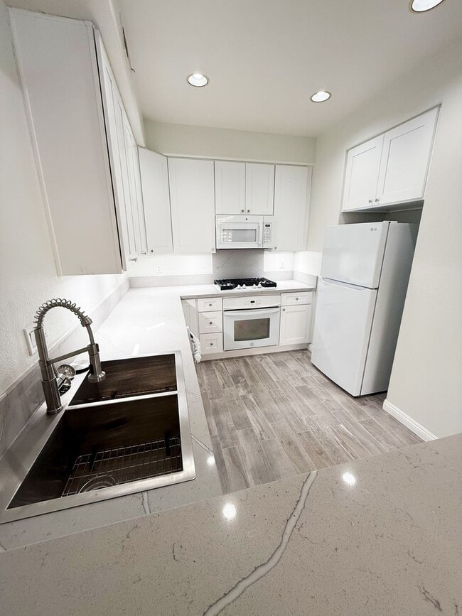 Photo - 3 Bed/2.5 Bath End Unit Townhome in Chateau Village