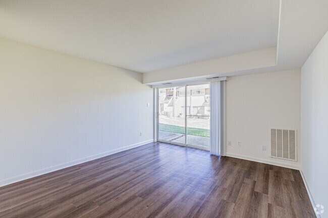 2BR, 1BA - 950SF - Living Room