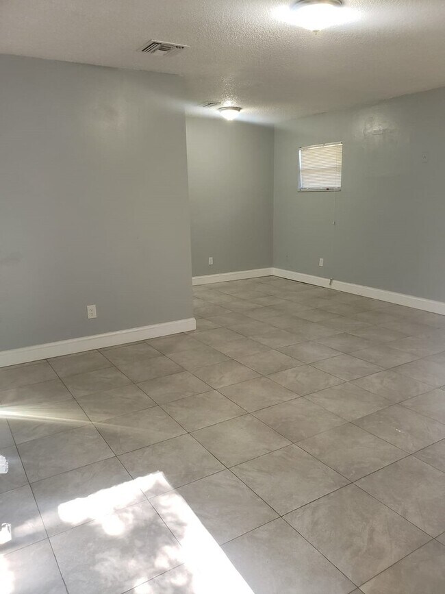 Photo - 9406 N Mulberry St Unit 2