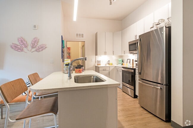 4BR, 4BA - 1,459SF - Lark on 42nd