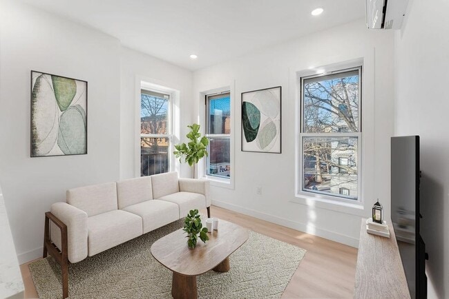 Building Photo - 306 Varick St Unit 2