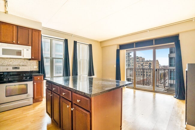 Building Photo - 1250 S Indiana Ave Unit 609