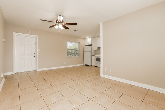 Photo - 779 Lynndale St N