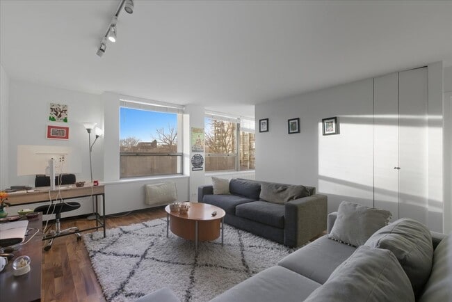 Photo - 1355 N Sandburg Terrace Unidad 303D