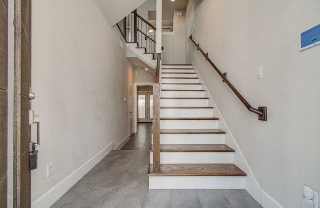 Photo - Beautiful 3-story House In the Heart of Ho...