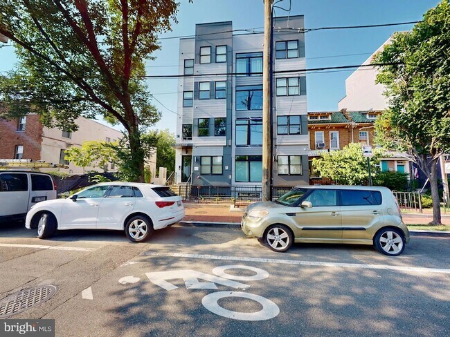 Building Photo - 927 Kennedy St NW Unit 303 Rental