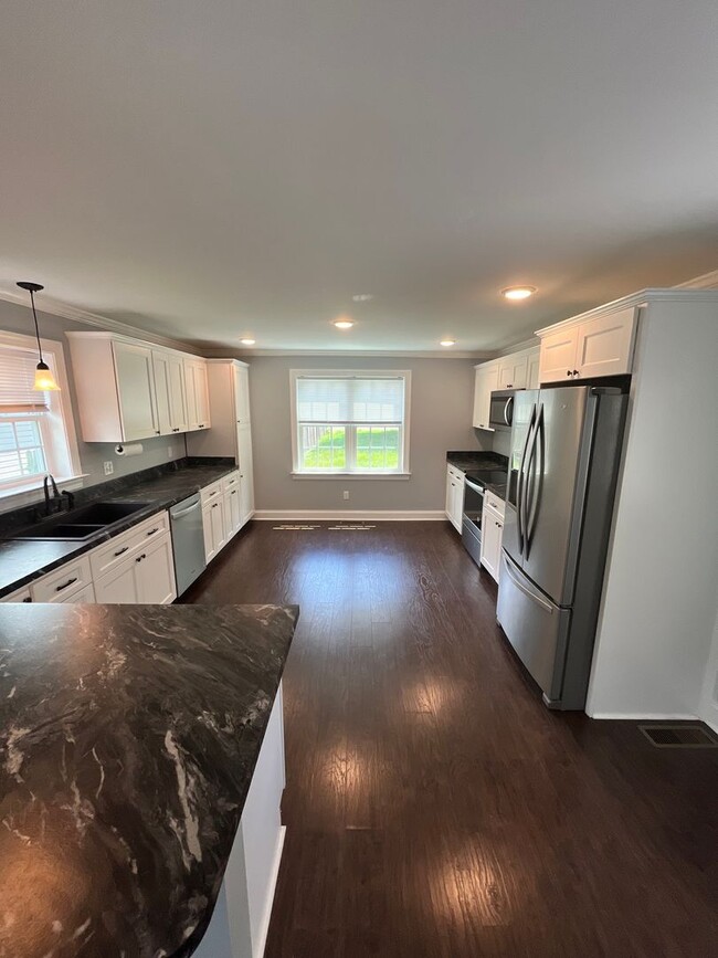 Building Photo - 112 E Main St