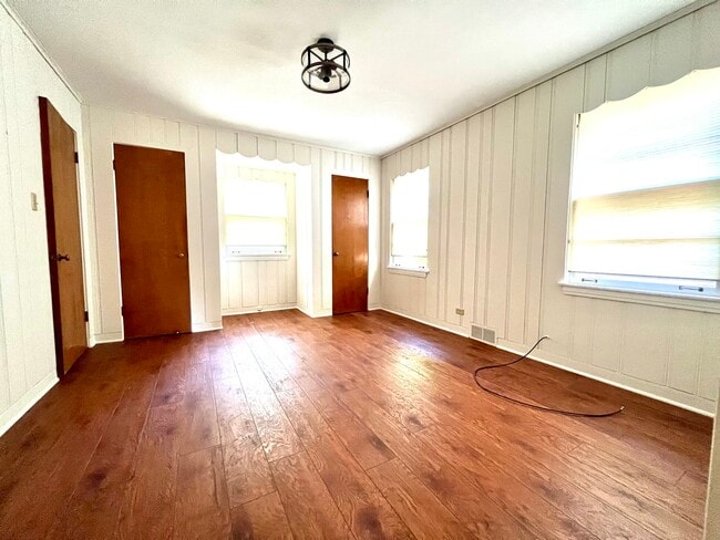 4633 Oakwood Ave