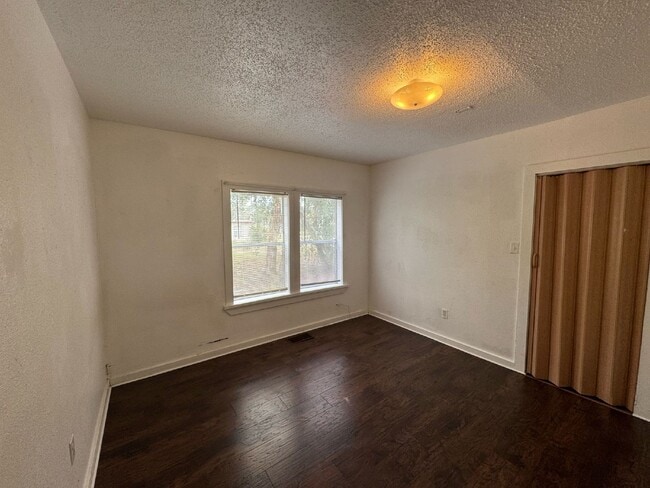 "Charming 3-Bedroom Retreat with Modern Amenities in Lakeland!"