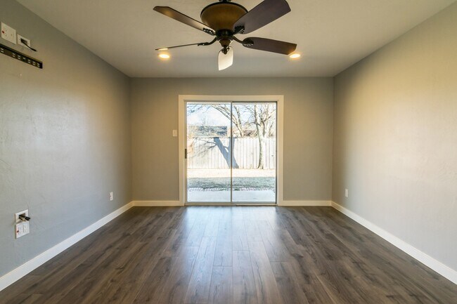 Photo - 1906 Curtis Dr