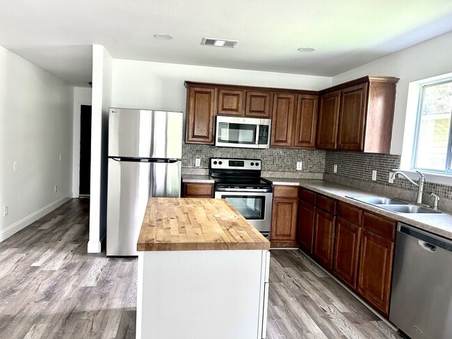 Photo - 529 W Metcalfe St