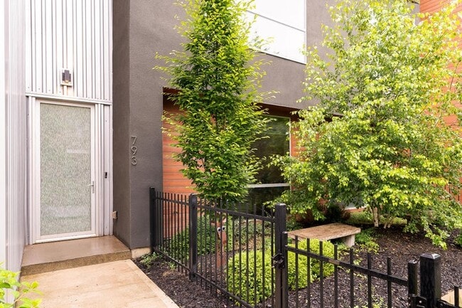 Photo - 793 N 6th St