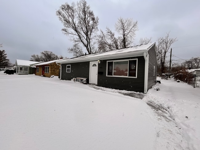 Photo - 2025 Central Dr