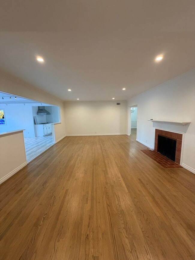 8046 Dunfield Ave