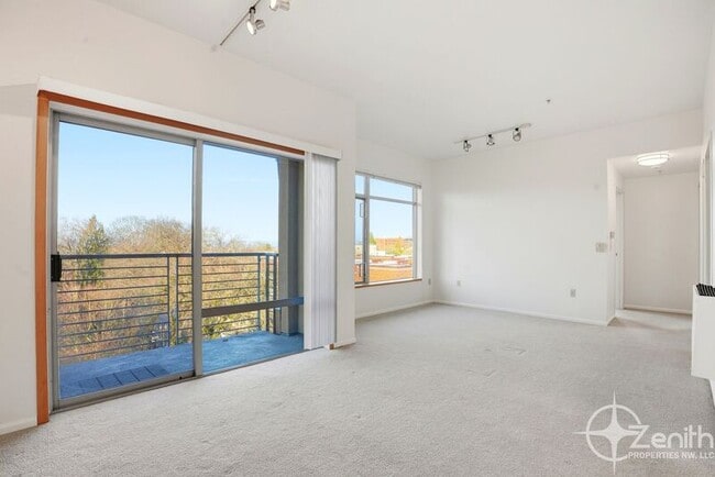 Building Photo - 701 Columbia St Unit 711