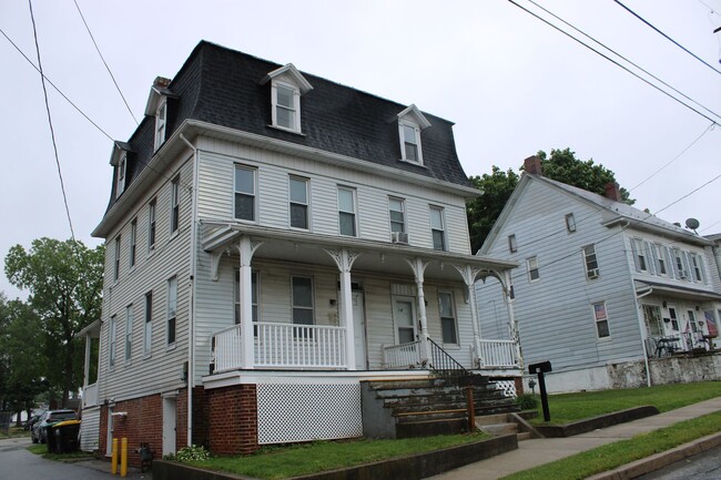 Building Photo - 3 Bedroom Duplex with Finished Loft