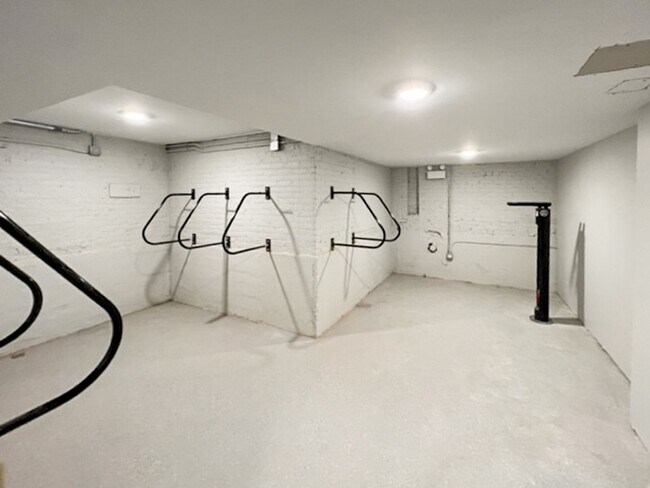 Photo - 2020-36 W. Montrose / 4405-09 N. Seeley