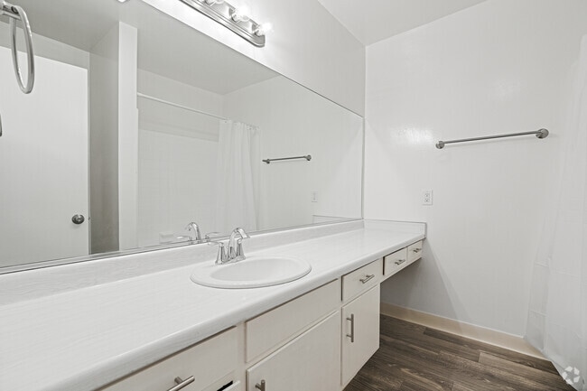 2BR, 2BA - 1,200SF - Bathroom