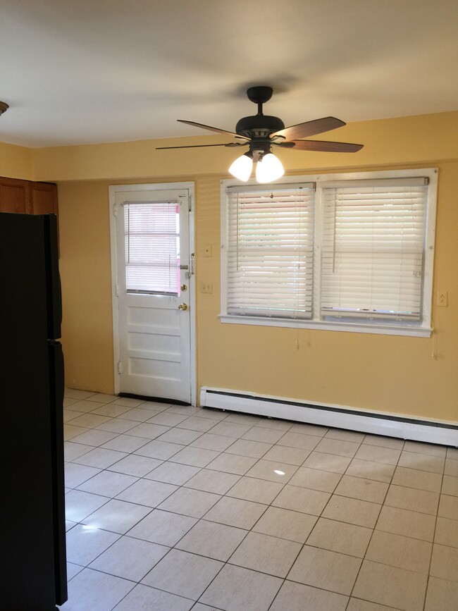 Comer en la cocina - 105 Garfield Ave Unidad Two family home