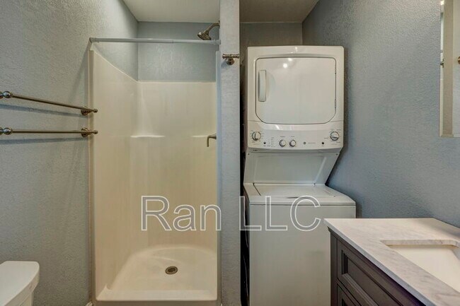 Photo - 1350 Haskell St Unit A