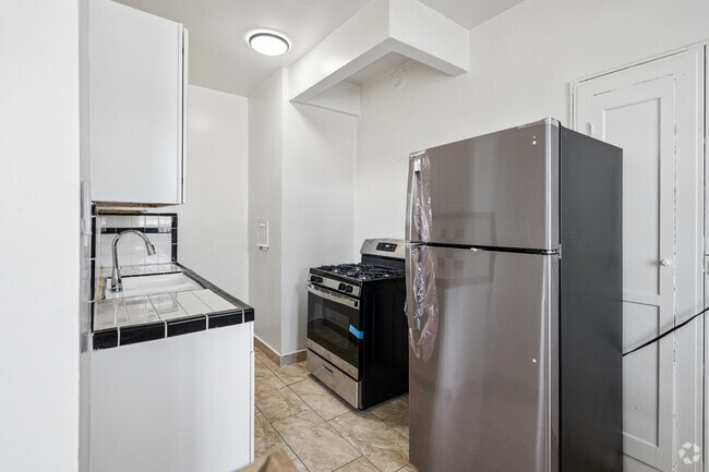 Studio, 1BA - 624SF - Kitchen