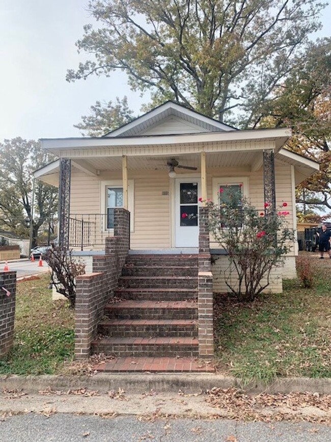 3 Bed 1 Bath Single Family Home Available - 3 Bed 1 Bath Single Family Home Available