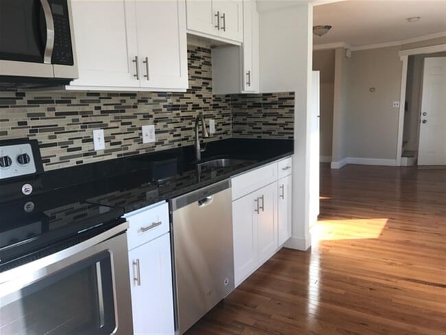 Building Photo - 23 4th St Unit 2