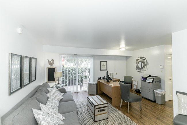 fox-hill-apartments-hampton-va-living-room-model