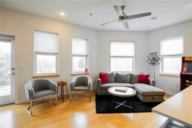 Photo - 390 W 5th St Unidad 1