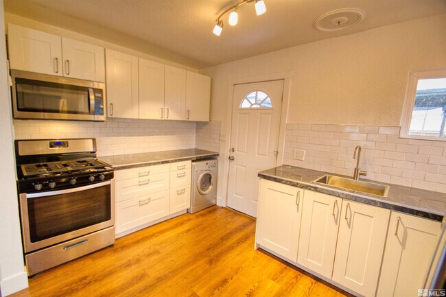 Photo - 550 W 10th St