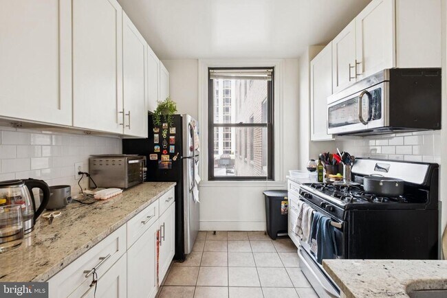 Building Photo - 2031 Locust St Unit 302