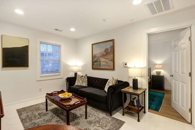 Photo - 306 E Victory Dr Unit ID1369219P