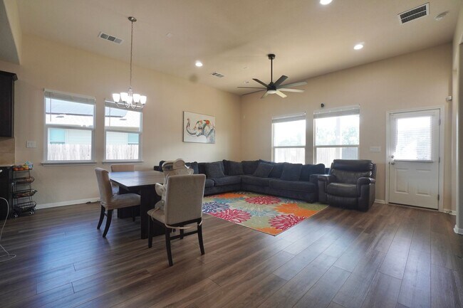 Photo - 445 Arrowhead Vine St