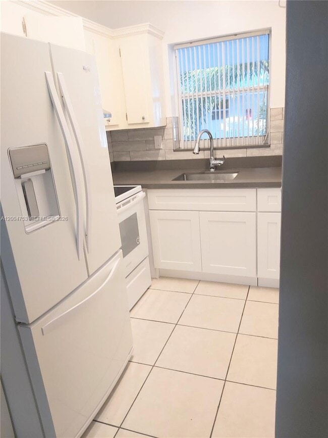 Building Photo - 1300 N 17th Ave Unit 202