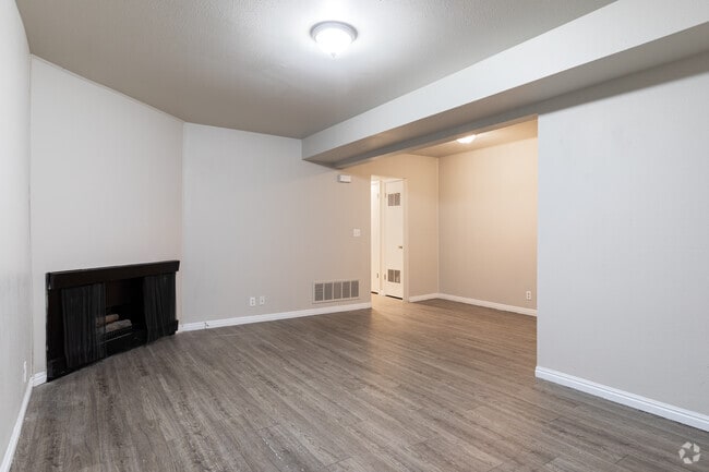 1BR, 1BA 700SF