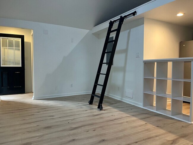 Photo - Renovated 1 Bd/ 1 Ba Cottage w/ Loft Walki...