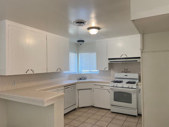 Photo - 211 W Camron Ave
