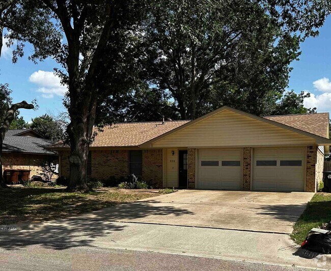Building Photo - 3 bedroom / 2 bath / 2 car garage - Covere... Rental