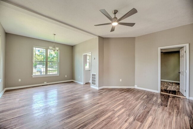 Photo - Knoxville 37914 - CHARMING 2 BEDROOM 1 BATH HOME WITH BONUS LOT! Contact Lisa Vineyard & Shannon ...