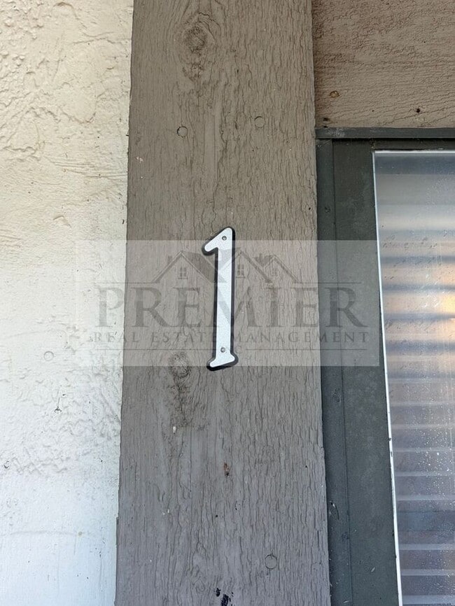 Photo - 300 W Montgomery St