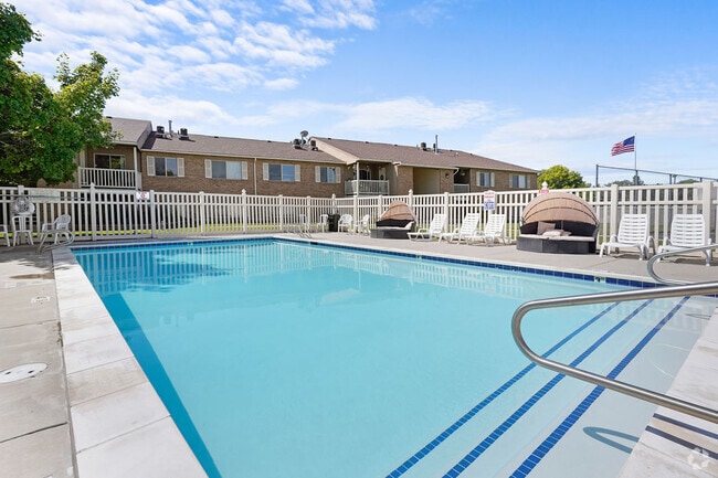 Pool and Sundeck - Lincoln Park Apartments