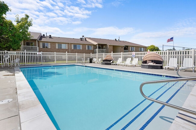 Pool and Sundeck - Lincoln Park Apartments
