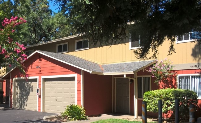 Vista al edificio - Pomona Townhomes